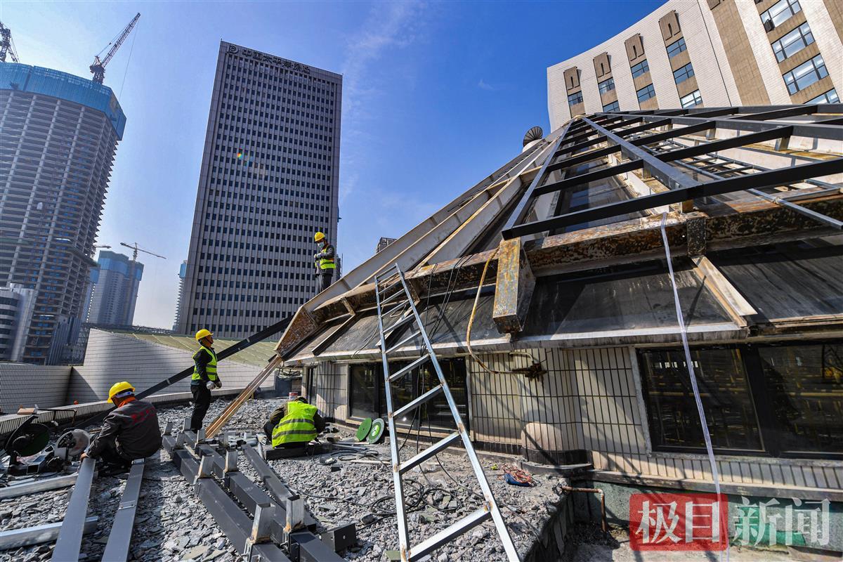 24米高空作业忙，武汉图书馆锥形玻璃顶即将焕新