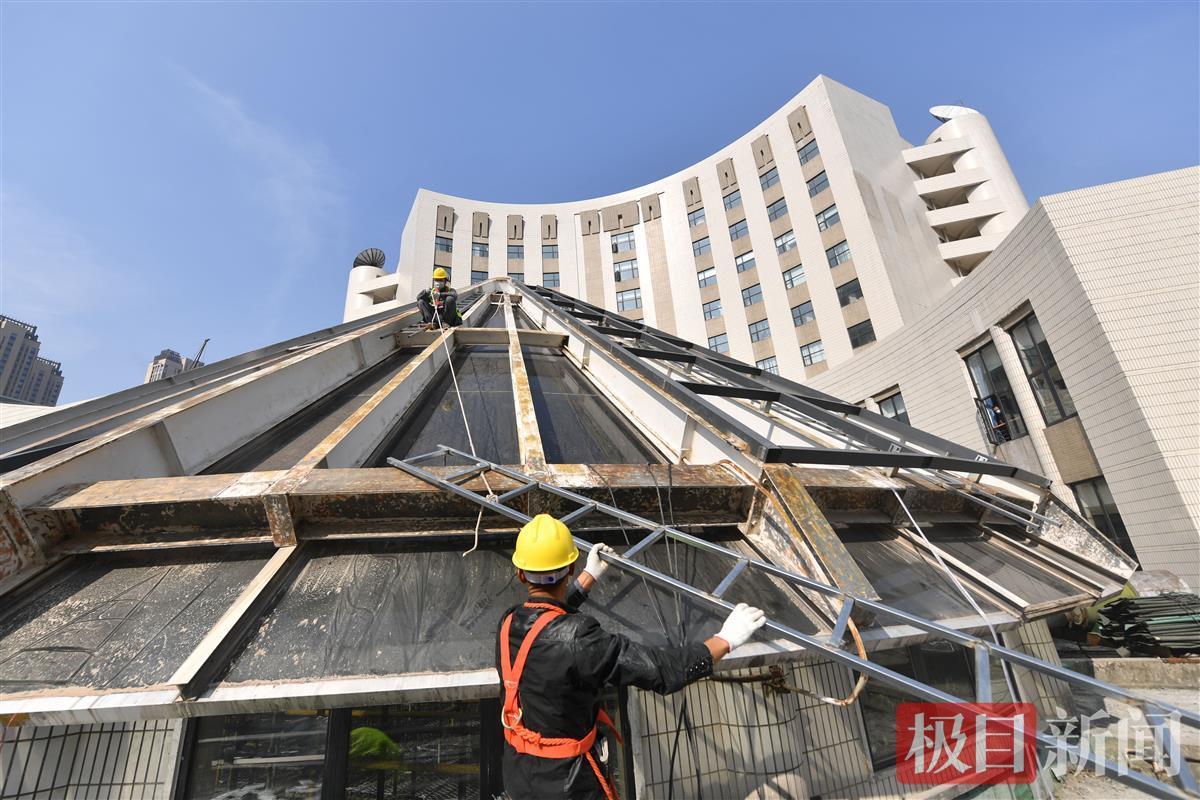 24米高空作业忙，武汉图书馆锥形玻璃顶即将焕新